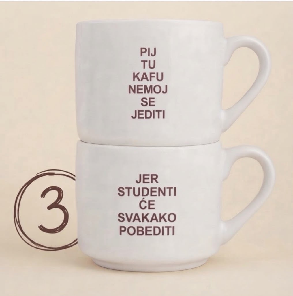Dve bele šolje jedna na drugoj, natpisi Pij tu kafu nemoj se jediti i Jer studenti će svakako pobediti